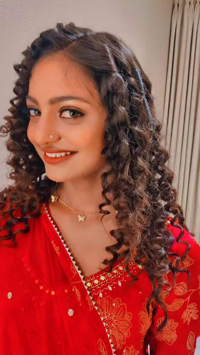 Monalisa has also posted a photo of herself in a red color dress on Instagram. She is looking very beautiful in this.