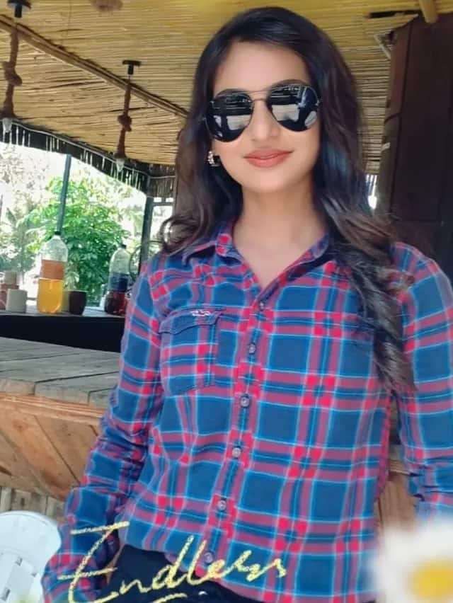 ब्लू कलर की चेक शर्ट और ब्लैक पैंट पहने पहली बार स्टाइलिश लुक देखने को मिला. इस दौरान आंखों पर काला चश्मा लगाए वो काफी स्टनिंग दिख रही थीं.