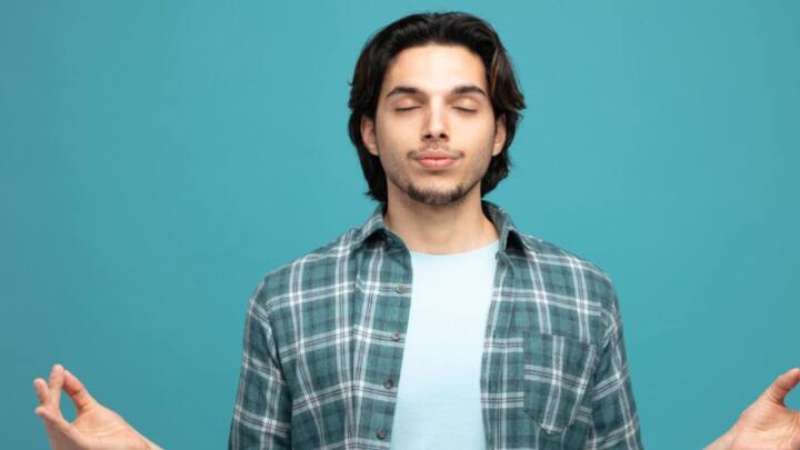 শুধু ভাবনার মধ্যেই সীমিত থাকে না বিষয়টি। বরং অন্যের সঙ্গে নিজের তুলনা করতে গিয়ে হীনম্মন্যতা গ্রাস করে আমাদের, আত্মবিশ্বাস হারিয়ে ফেলি, নিজের প্রতি ঘৃণাও জন্মায় এক এক সময়।