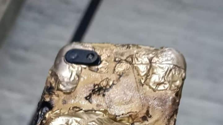 ఫోన్ పేలిపోయే విషయంలో చాలామంది చేసే అతిపెద్ద తప్పు ఏమిటంటే చవకైన లేదా డూప్లికేట్ ఛార్జర్లను ఉపయోగించడం. ప్రతి ఫోన్ బ్యాటరీకి ఒక నిర్దిష్ట వోల్టేజ్ ఉంటుంది. తప్పు ఛార్జర్‌తో ఛార్జ్ చేస్తే బ్యాటరీ వేడెక్కి పేలిపోయే ప్రమాదం ఉంది.