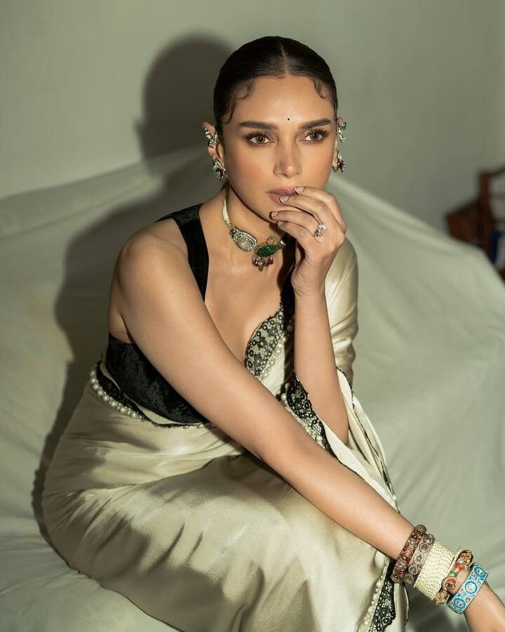 Aditi shared many pictures giving different poses in this amazing outfit. You will fall in love with every photo. Fans are also showering their love on this post of the actress. Once again the actress proved that she can compete with everyone in terms of style.
