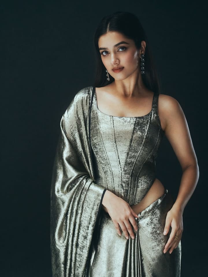 Bhagyashree Borse remains in the news for her amazing photos on social media. Fans are desperate to see her glamorous style. Be it Indian or Western, every outfit suits Hasina very well and fans also become her fans every time they see her beauty.