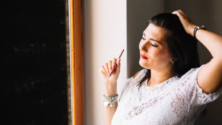 আমরা এমন সমাজে বেড়ে উঠেছি, যেখানে চারপাশের মানুষের অনেক প্রত্যাশা থাকে আমাদের ঘিরে। আপনি হয়ত বিয়ে-সন্তান চাইছেন না এই মুহূর্তে, কিন্তু তাঁরা চাপ সৃষ্টি করে চলেছেন। আপনি হয়ত তুলনামূলক কম রোজগার করেন, সেই নিয়ে অন্যের সঙ্গে তুলনা করা হয়। এতেও হীনম্মন্যতা তৈরি হয়। কিন্তু যেটা পাচ্ছি, তাতে খুশি হতে জানলে, এসবের আঁচ লাগবে না গায়ে।