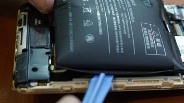 ఒకవేళ పొరపాటున మీ ఫోన్ పడిపోతే లేదా బ్యాటరీ ఉబ్బినట్లు కనిపిస్తే వెంటనే సర్వీస్ సెంటర్‌కు తీసుకెళ్లండి. ఉబ్బిన బ్యాటరీ చాలా ప్రమాదకరమైనది. దానిని నొక్కడానికి లేదా ఛార్జ్ చేయడానికి ప్రయత్నించవద్దు. చాలాసార్లు ఇలాంటి ప్రమాదాలు తీవ్రమైన సమస్యలను కలిగిస్తాయి.