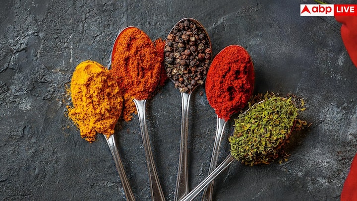 जुकाम या बलगम की दिक्कत में भी काली मिर्च आराम देती है. इसकी नैचुरल गर्मी बलगम को ढीला करने में मदद करती है, जिससे सांस लेना आसान होता है और कंजेशन में राहत मिलती है.