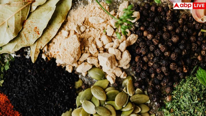 अगर आप नेचुरल तरीके से स्किन को ग्लोइंग रखना चाहते हैं, तो काली मिर्च मदद कर सकती है. इसके एंटीऑक्सीडेंट और सूजन कम करने वाले गुण चेहरे पर होने वाली समस्याओं को कम करते हैं और स्किन की चमक बढ़ाते हैं.