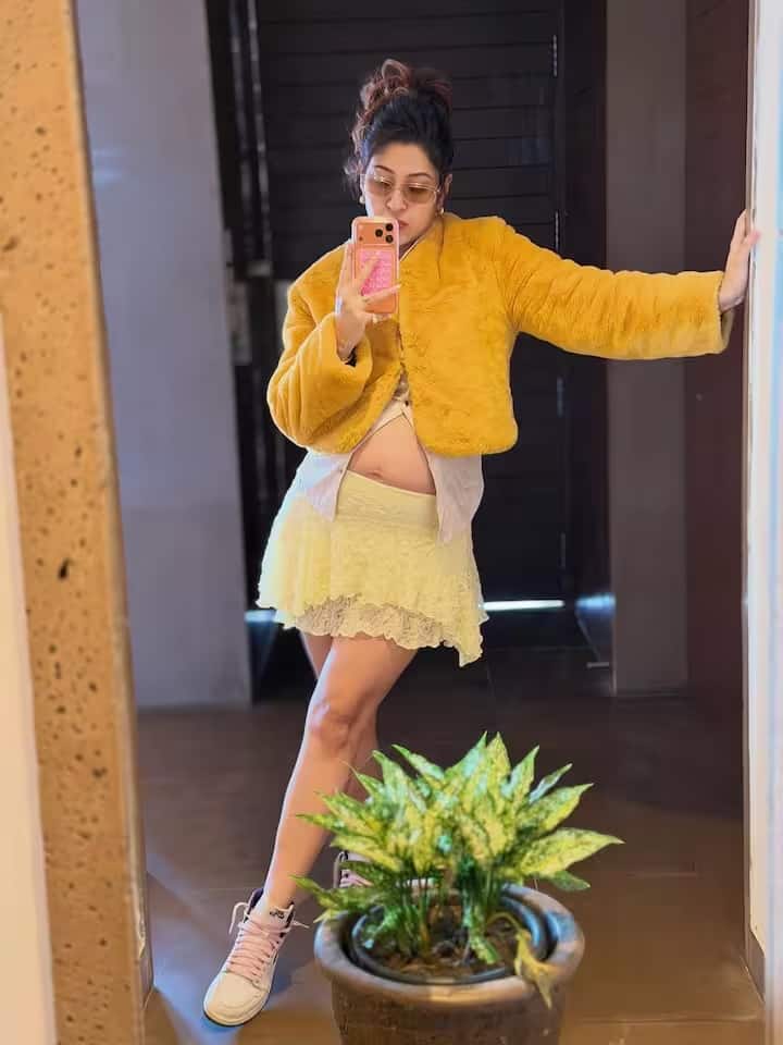 सोशल मीडिया पर उनके ग्लैमरस और स्टाइलिश लुक की खूब चर्चा हो रही है। यूजर्स तरह-तरह के कमेंट्स कर इन तस्वीरों पर प्यार बरसा रहे हैं।