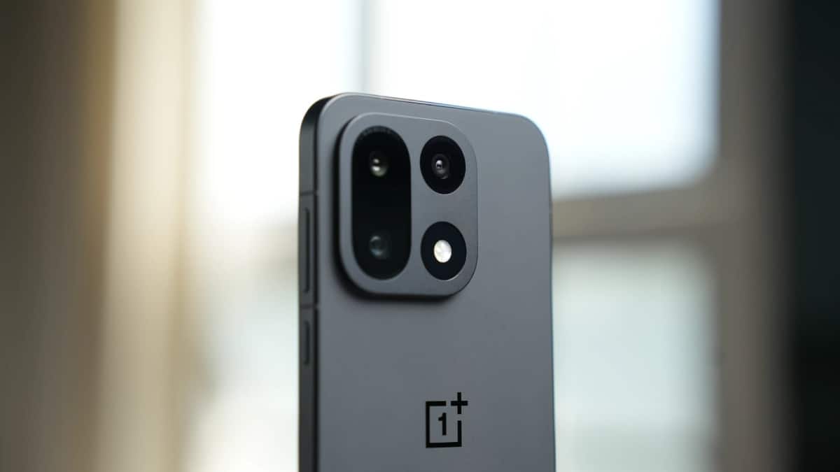 OnePlus 15: दमदार बैटरी और पावरफुल प्रोसेसर के साथ आज होगा लॉन्च, पहले ही लीक हो गई कीमत