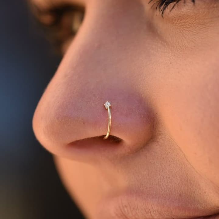 ही नोज रिंग दैनंदिन वापरासाठी तसेच लग्नासारख्या पारंपारिक कार्यक्रमांसाठीही योग्य असते.