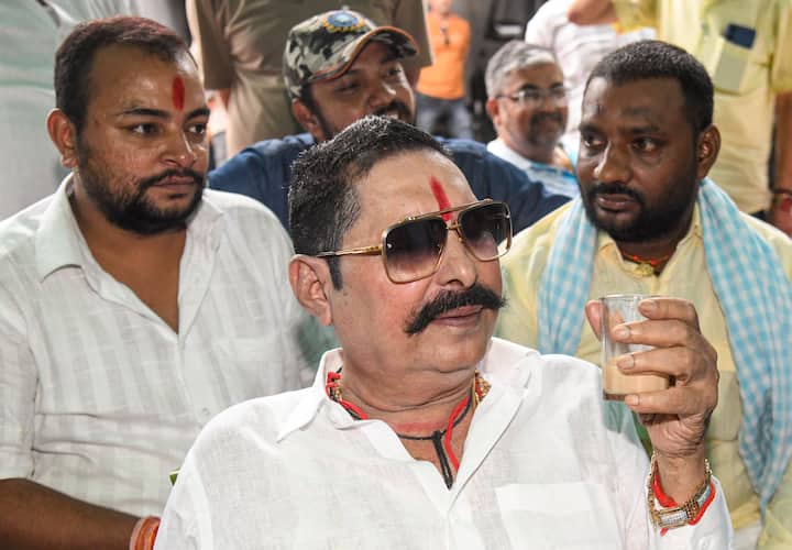 दुलारचंद यादव के हत्या के आरोप में बेऊर जेल में बंद जेडीयू प्रत्याशी अनंत सिंह जीत को लेकर पूरी तरह से आश्वस्त हैं.