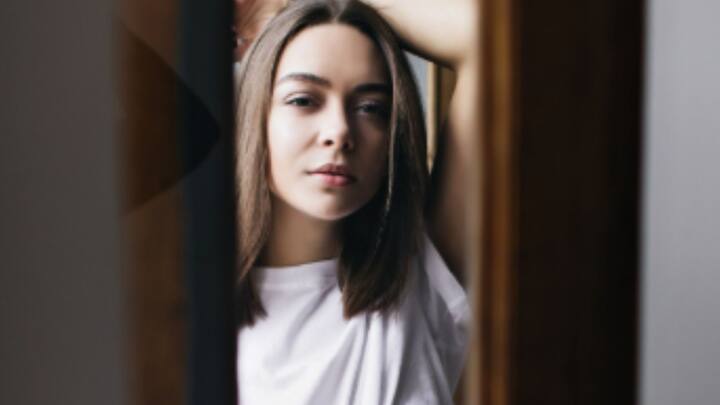 কেউ রুপোর চামচ মুখে দিয়ে জন্মান, কাউকে আবার লড়াই করে এগিয়ে যেতে হয়। ফলে অন্যের সৌভাগ্য দেখে নিজের দুর্ভাগ্য আরও বেশি বেঁধে মনকে। বড় হয়েও কে, কত বেশি রোজগার করছে, তা নিয়ে মাথাব্যথার শেষ থাকে না। কিন্তু টাকাপয়সা দিয়ে কি সত্যিই সবকিছু নির্ধারণ করা যায়? প্রশ্ন করুন নিজেকে।