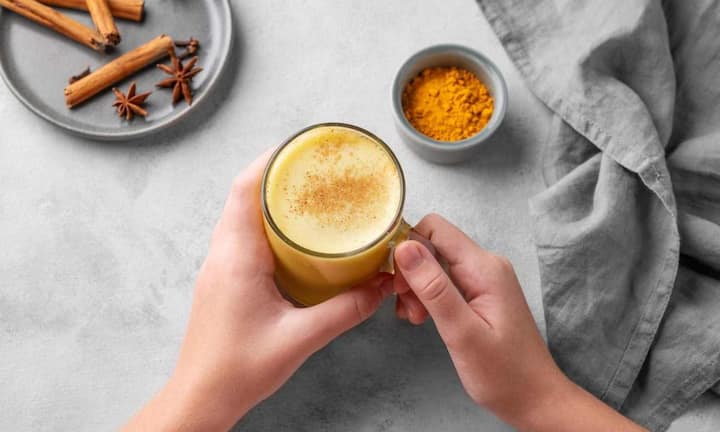 हल्दी का सेवन शरीर की रोग प्रतिरोधक क्षमता को बढ़ाता है, जबकि कॉफी में मौजूद क्लोरोजेनिक एसिड और कैफेस्टोल जैसे तत्व इम्यूनिटी को सपोर्ट करते हैं. टर्मरिक कॉफी में दोनों के गुण मिलकर शरीर को इंफेक्शन से लड़ने की क्षमता देते हैं.