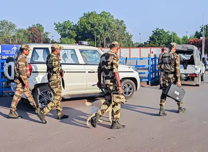 Fidayeen Attack: ૧૦ નવેમ્બરના રોજ રાજધાની દિલ્હીમાં લાલ કિલ્લા પાસે થયેલા કાર બોમ્બ વિસ્ફોટે સમગ્ર દેશને હચમચાવી નાખ્યો હતો. પ્રારંભિક તપાસમાં એવું લાગે છે કે તે એક આત્મઘાતી હુમલો હતો. જોકે, તપાસ હજુ પણ ચાલુ છે. વિસ્ફોટ એટલો શક્તિશાળી હતો કે તેના કારણે અનેક વાહનો નાશ પામ્યા હતા અને આસપાસના વિસ્તારમાં ગભરાટ ફેલાઈ ગયો હતો. આ હુમલામાં ૧૨ લોકો માર્યા ગયા હતા અને ૨૪ થી વધુ ઘાયલ થયા હતા. આ ઘટનાએ ફરી એકવાર ભારતમાં થયેલા દુ:ખદ આત્મઘાતી હુમલાઓની યાદ અપાવી દીધી છે જેણે દેશની સુરક્ષા વ્યવસ્થાને હચમચાવી નાખી છે. આજે, અમે તમને ભારતમાં અત્યાર સુધી થયેલા આત્મઘાતી હુમલાઓ વિશે જણાવી રહ્યા છીએ.