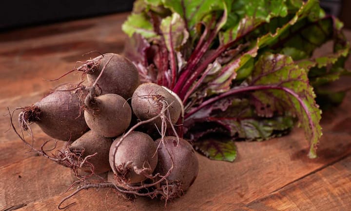चुकंदर में मौजूद बेटा लेंस नामक पिगमेंट लिवर की सफाई में मदद करता है और सूजन कम करता है. यह लिवर की डिटॉक्स प्रक्रिया को भी तेज करता है और डैमेज टिश्यू की मरम्मत में सहायता करता है. रोजाना चुकंदर का जूस पीना या इसे सलाद में शामिल करना लिवर हेल्थ के लिए बहुत फायदेमंद होता है.