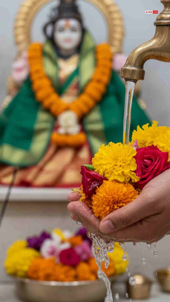 भगवान को फूल धोकर चढ़ाना चाहिए या नहीं?