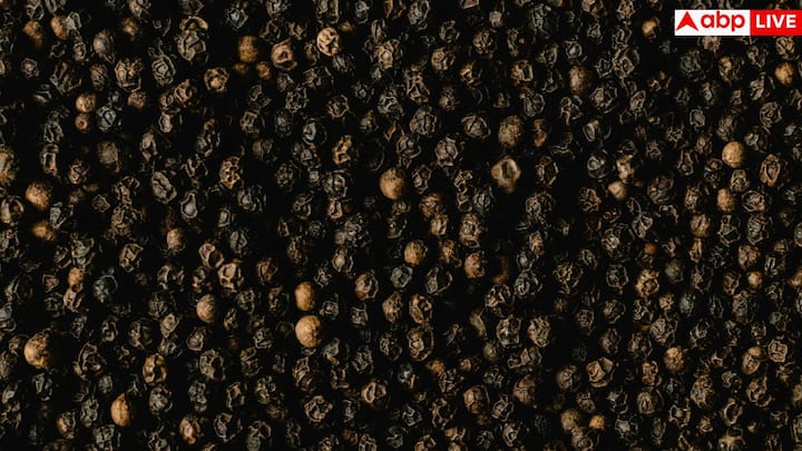 काली मिर्च मेटाबॉलिज्म को भी तेज करती है. पिपरीन नाम का तत्व शरीर की ऊर्जा को बेहतर बनाता है, जिससे कैलोरी बर्निंग भी सुचारू रहती है. इसे खाने में शामिल करना आसान और फायदेमंद है.