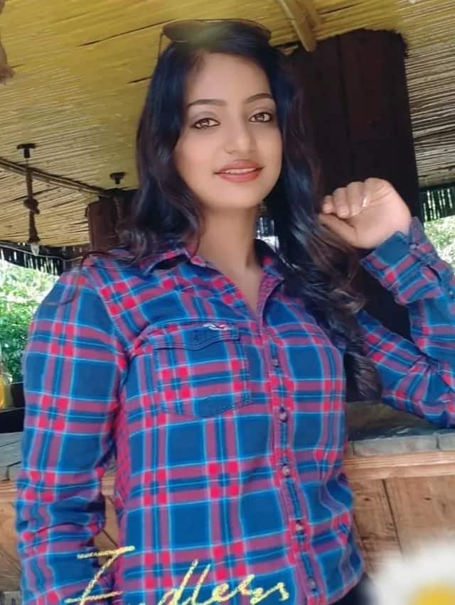 मोनालिसा ने इंस्टाग्राम पर अपने मॉडर्न लुक की फोटोज पोस्ट की है.