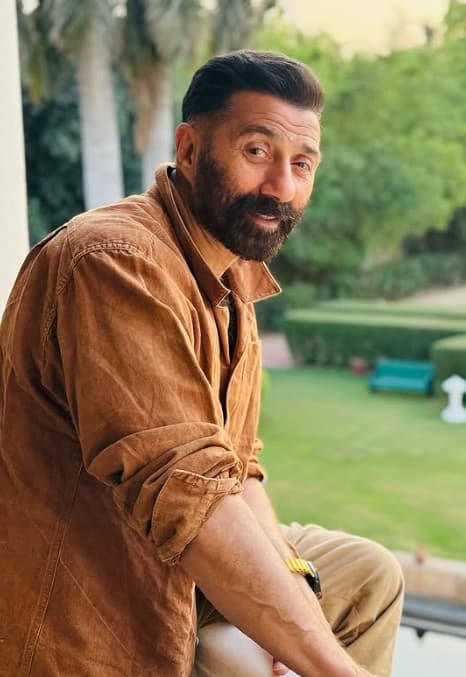 ਸੰਨੀ ਦਿਓਲ ਗੁੱਸੇ ਨਾਲ ਹੋਏ ਲਾਲ, ਘਰ ਦੇ ਬਾਹਰ ਖੜ੍ਹੇ ਪੈਪਰਾਜ਼ੀ 'ਤੇ ਭੜਕੇ...