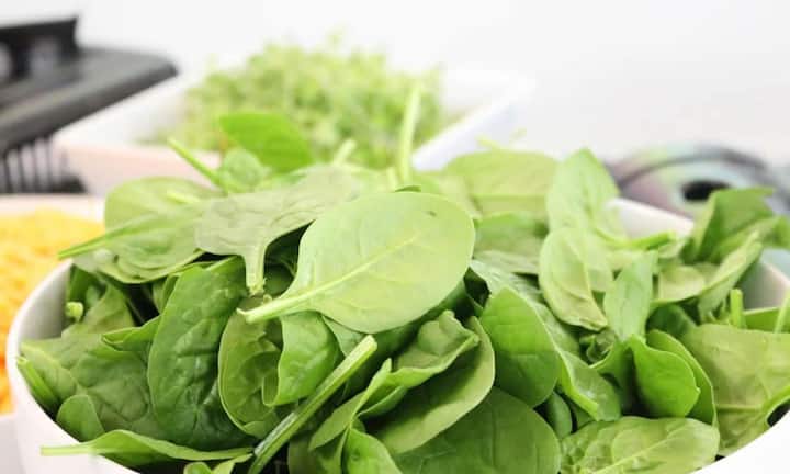पालक, केला और अरुगुला जैसी हरी सब्जियां क्लोरोफिल से भरपूर होती है. यह सभी सब्जियां शरीर से मेटल्स और केमिकल्स को बाहर निकालने में मदद करती है. यह लिवर का बोझ भी कम करती है और डाइजेशन सुधरती है. नियमित रूप से इनका सेवन करने से लिवर बेहतर तरीके से काम करता है और डैमेज का खतरा भी कम होता है.