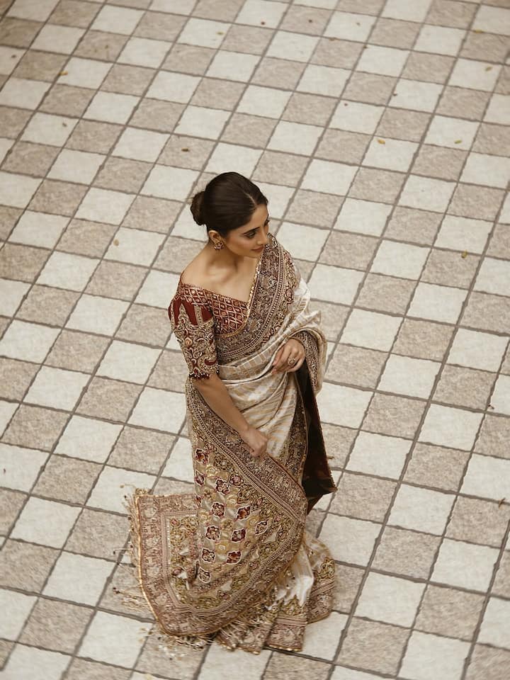 शिवांगी पर ट्रेडिशनल लुक काफी जंचते हैं. वो अक्सर सूट या साड़ी में नजर आती हैं.