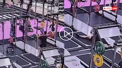 Video: वेटलिफ्टिंग कर भारी वजन वाली रॉड को टांग रहा था शख्स, बेसुध होकर सिर के बल गिरा... देखें वीडियो