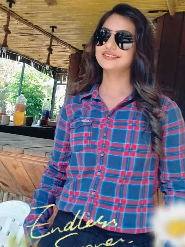 कर्ली हेयरस्टाइल और सटल मेकअप के साथ उन्होंने अपना लुक पूरा किया था जिसमें वो काफी प्यारी नजर आ रही थीं.