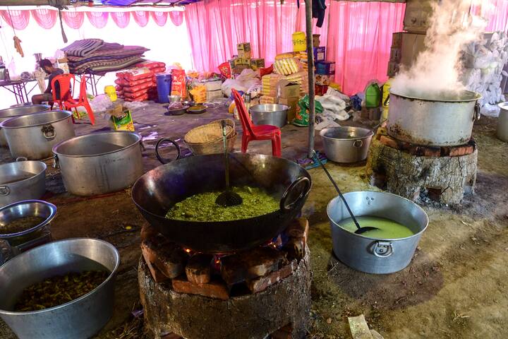 दर्जन भर चूल्हे लगातार जल रहे हैं. लाखों रसगुल्ले तैयार किए जा रहे हैं.