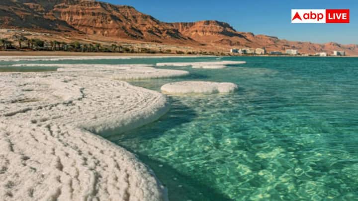 इजराइल, जॉर्डन और फिलिस्तीनी क्षेत्र के बीच जॉर्डन रिफ्ट घाटी में बसा मृत सागर (डेड सी) पृथ्वी की भूमि की सतह पर सबसे निचले बिंदु के रूप में पहचाना जाता है. इसकी सतह समुद्र तल से लगभग 439.78 मीटर नीचे है. यह एक खारी झील है ना की कोई समुद्र. इसकी उच्च लवणता जो की 34% से ज्यादा है इसे इतना घना बनाती है कि लोग बिना किसी प्रयास के भी में तैर सकते हैं.