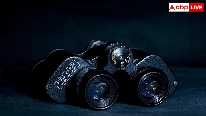 खुफिया एजेंट जिन्हें जासूस कहा जाता है सक्रिय कार्यकर्ता होते हैं. यह जानकारी को इकट्ठा करते हैं, संगठनों में घुसपैठ करते हैं और अपनी मूल एजेंसी को पूरी जानकारी देते रहते हैं. वहीं स्लीपर सेल एक निष्क्रिय इकाई होती है. वे सालों तक सोए रहते हैं बिना किसी प्रत्यक्ष गतिविधि में शामिल हुए और पूरी तरह से सामान्य जीवन जीते हैं. वे सिर्फ निर्देश मिलने पर ही सक्रिय होते हैं.