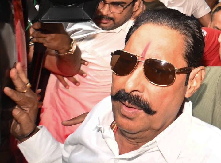 मोकामा सीट पर बाहुबलियों के बीच टक्कर हुई है. आरजेडी उम्मीदवार वीणा देवी के पति सूरजभान सिंह की गिनती भी बिहार के बाहुबली नेताओं में होती है.