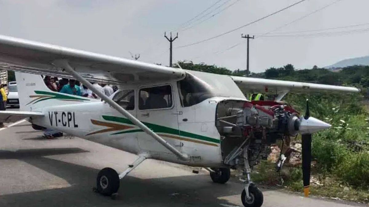 தமிழகமே ஷாக்! .. நடுவானில் உடைந்த கண்ணாடி.. நடுரோட்டில் தரையிறங்கிய விமானம்!