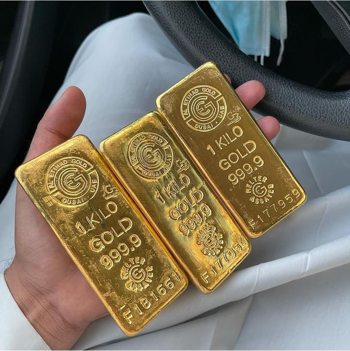 काहीतरी युनिक आणि लक्षात राहील असं गिफ्ट द्यायचं असतं, पण त्याचबरोबर ते बजेटमध्येही बसायला हवं. अशावेळी सोन्याचे दागिने हा एक उत्तम आणि दर्जेदार पर्याय ठरतो.