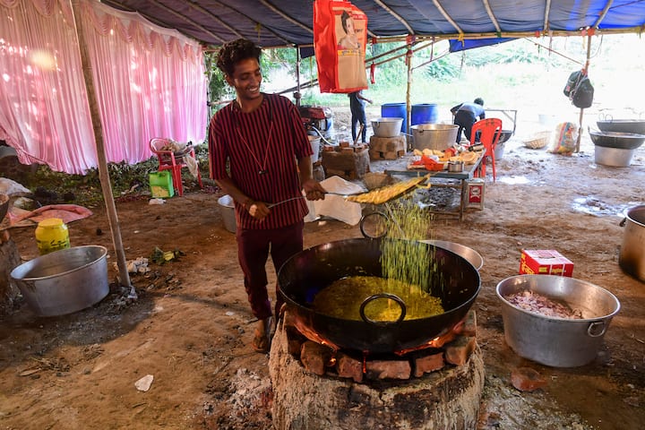 खाने में पूड़ी सब्जी चावल दाल इत्यादि की व्यवस्था की गई है. लोगों के रहले सोने की भी व्यवस्था की गई है.