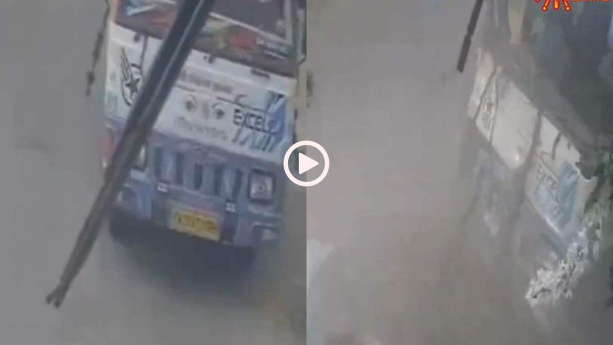 Video: संकरे पुल पर दो बसों की जबरदस्त टक्कर, टूटा शीशा, नीचे जा गिरी महिला, हादसा डैश कैम में रिकॉर्ड