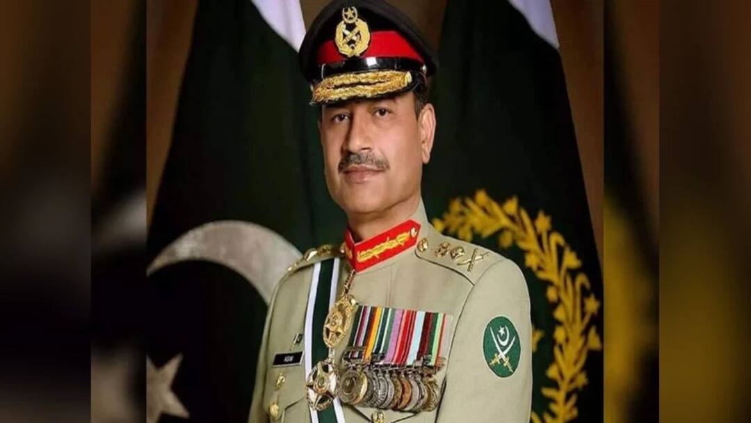 Pakistan 27th Amendment Bill more power to army chief asim munir न्यायमूर्तींच्या बदल्या ते अण्वस्त्रांची कमान! पाकिस्तानात थेट संविधानाला सुरुंग, तब्बल 48 कायद्यात एका झटक्यात बदल; लष्करप्रमुख असीम मुनीरांना किती मोठी ताकद दिली?