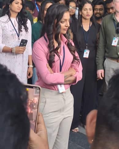 Monalisa has also shared some videos from the set on Instagram Story. In one of these, she is seen wearing beige pants with a pink shirt.