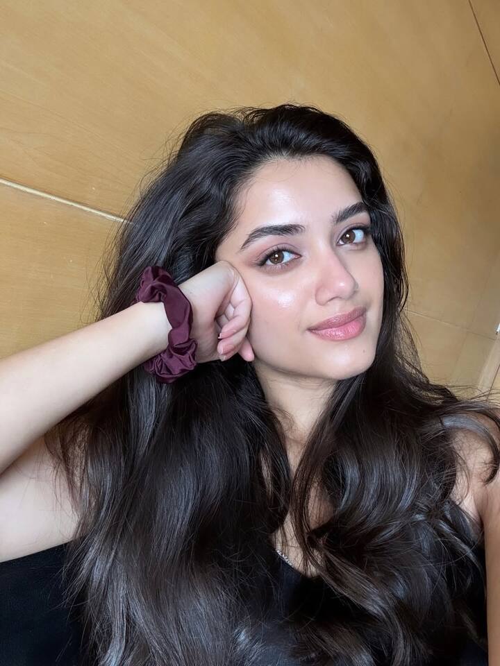 भाग्यश्री बोरसे साउथ फिल्म इंडस्ट्री का उभरता सितारा हैं. उन्होंने बॉलीवुड के साथ साउथ की फिल्मों में भी काम किया है और अब जल्द ही उनकी फिल्म 'कांथा' रिलीज होने वाली है. एक्ट्रेस अपनी अपकमिंग फिल्म को लेकर लगातार चर्चा में बनी हुई हैं.