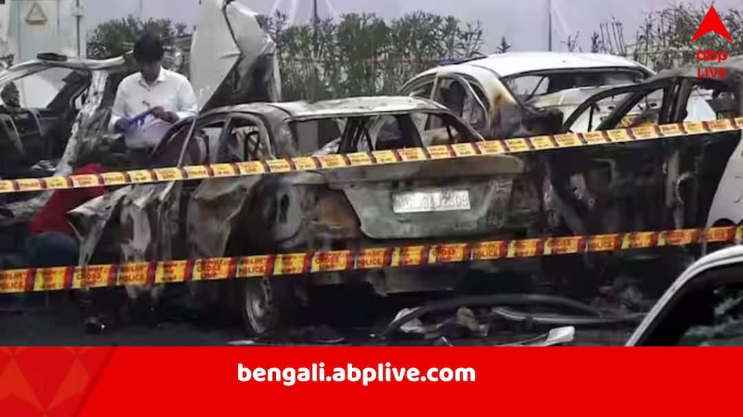 Red Fort Blast: বিস্ফোরণের তিনদিন পরও দিল্লিতে মিলছে দেহাংশ, এবার দোকানের ছাদ থেকে উদ্ধার হল কনুই থেকে ছিন্ন হওয়া হাত Body parts still being recovered from Delhi Blast site 3 days after the incident Red Fort Blast: বিস্ফোরণের তিনদিন পরও দিল্লিতে মিলছে দেহাংশ, এবার দোকানের ছাদ থেকে উদ্ধার হল কনুই থেকে ছিন্ন হওয়া হাত