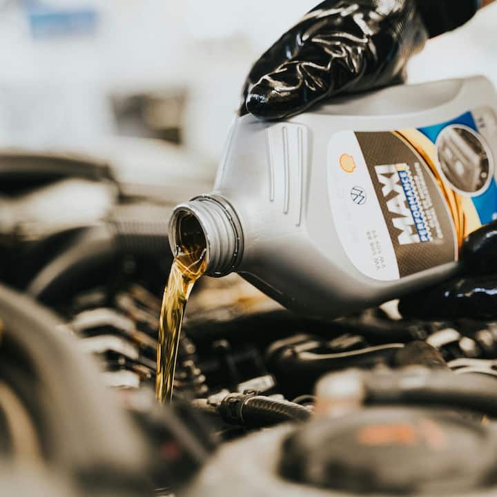 সাধারণ পরিস্থিতিতে 5,000 থেকে 10,000 কিলোমিটার পরে তেল পরিবর্তনের পরামর্শ দেওয়া হয়। কিছু সময় ছয় মাস থেকে এক বছর সময়সীমাও প্রস্তাব করা হয় ইঞ্জিন অয়েল পরিবর্তনের ক্ষেত্রে।।