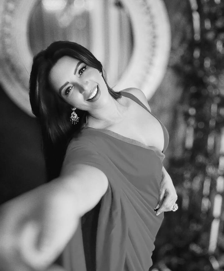 शमा ने 4 साल छोटे जेम्स मिलिरॉन संग शादी की है. शादी से पहले इस कपल ने एक-दूसरे को कुछ सालों तक डेट किया है. उसके बाद गोवा में डेस्टिनेशन वेडिंग की थी.