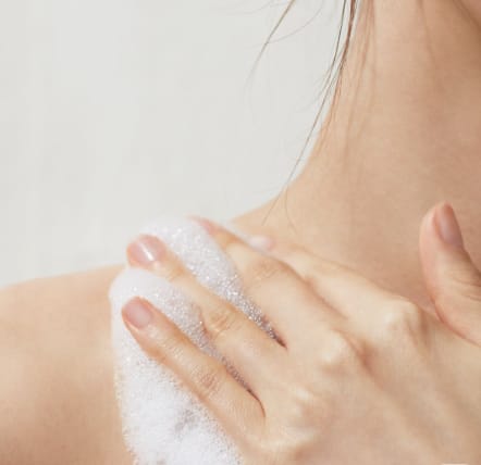 थंड पाण्याने आंघोळ केल्याने शरीराचे तापमान अचानक कमी होते आणि त्यामुळे रक्तदाब वाढण्याची शक्यता निर्माण होते.