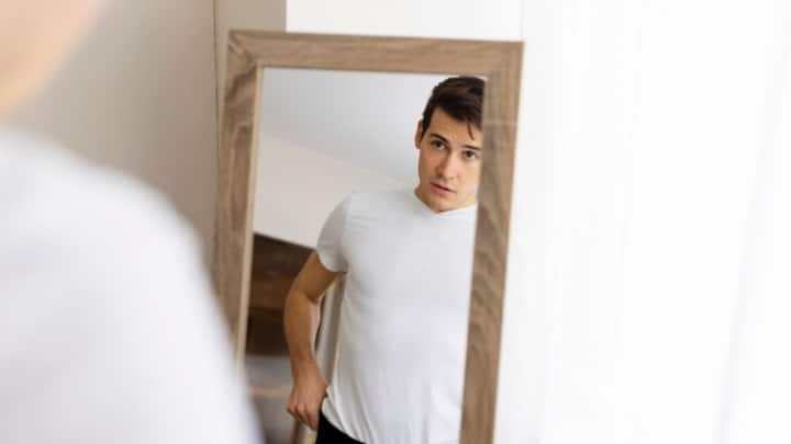 শারীরিক গঠন, চেহারা নিয়েও হীনম্মন্যতায় ভোগেন অনেকে। অন্যের চেয়ে নিজেকে ছোট মনে করেন তাঁরা। কমবেশি সকলের মধ্যেই এই প্রবণতা রয়েছে। কিন্তু দৈহিক সৌন্দর্যের কি সত্যিই কোনও মাপকাঠি হয়? হলেও, তা কে ঠিক করে? নিজে একটু ভাবলেই উত্তর পেয়ে যাবেন।