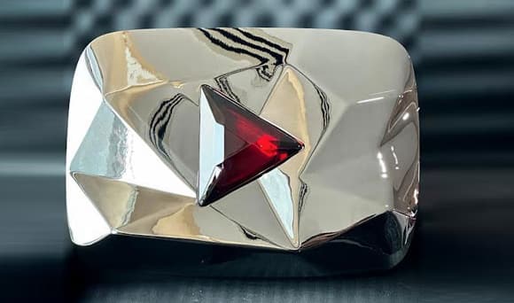 युट्युब आता फक्त मनोरंजनाचं व्यासपीठ राहिलेलं नाही, तर अनेक लोकांसाठी करिअर आणि कमाईचं मोठं साधन बनलं आहे.