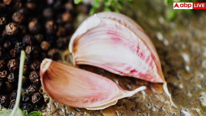 काली मिर्च में मौजूद पिपरीन दिमाग के लिए भी अच्छा माना जाता है. यह ऐसे केमिकल्स को बढ़ाता है जो मूड, फोकस और दिमागी सेहत को बेहतर बनाते हैं. रोजाना थोड़ा सेवन मेंटल सतर्कता बढ़ा सकता है.