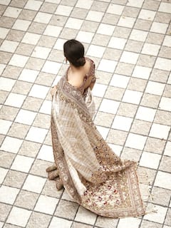 पहाड़ी टोपी-हैवी साड़ी और चेहरे का नूर, टीवी की नायरा का गॉर्जियस अंदाज