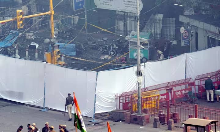 ભારતીય સંસદ પરનો હુમલો પણ એક આત્મઘાતી હુમલો હતો. ૧૩ ડિસેમ્બર, ૨૦૦૧ના રોજ આતંકવાદીઓએ દિલ્હીમાં ભારતીય સંસદ ભવન પર હુમલો કર્યો હતો. સુરક્ષા દળોએ વળતો જવાબ આપ્યો હતો, જેમાં પાંચેય આતંકવાદીઓને ઠાર મારવામાં આવ્યા હતા. આ હુમલામાં નવ લોકો શહીદ થયા હતા.