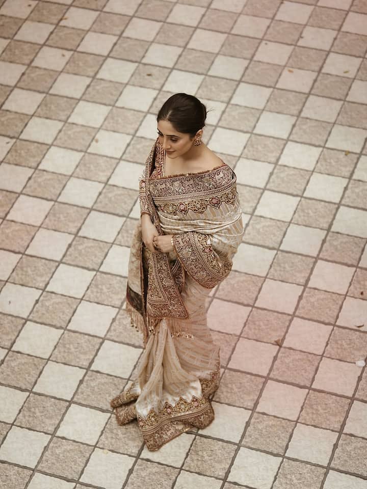 मिडिल पार्टेड हेयर बन, पहाड़ी टोपी और चेहरे का नूर...शिवांगी जोशी पूरे लुक में कहर ढा रही थी.