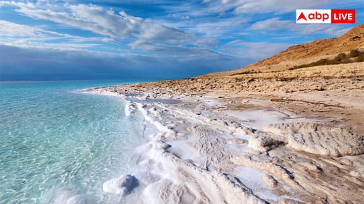 मृत सागर की सबसे खास विशेषता इसकी अत्यधिक लवण सांद्रता है. आपको बता दे कि यह सामान्य समुद्री जल से लगभग 10 गुना ज्यादा खारा रहा है. ऐसा इसलिए क्योंकि पानी जॉर्डन नदी के जरिए से अंदर तो आता है लेकिन बाहर नहीं निकल पाता. इसके बजाय यह है वाष्पित हो जाता है और अपने पीछे खनिज और नमक छोड़ जाता है.