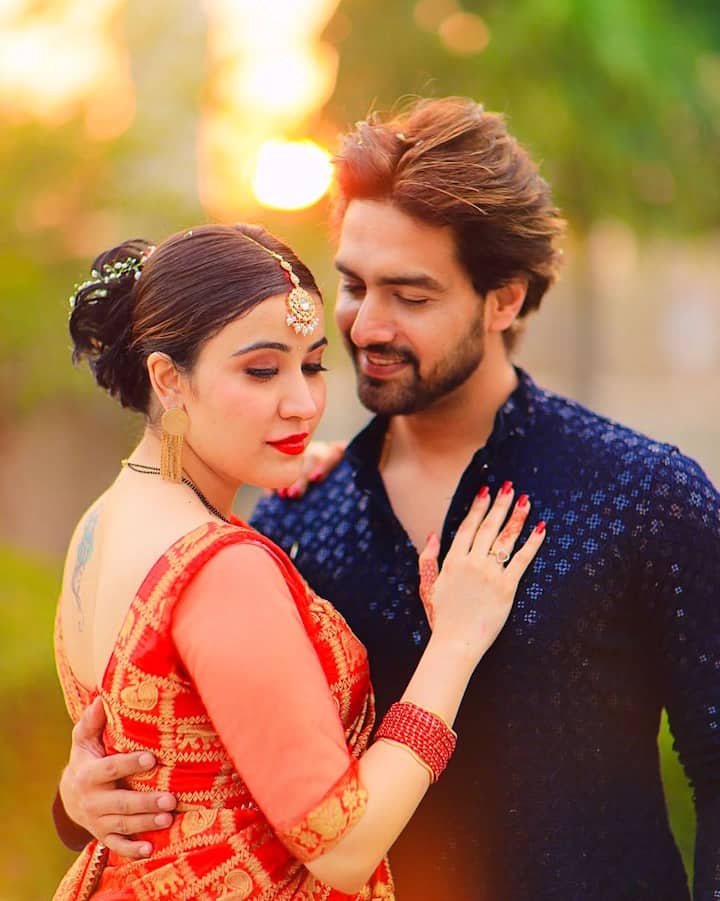 रोहित पुरोहित और शीना बजाज ने हाल ही में मुंबई में अपना सपनों का आशियाना खरीदा है. इस घर को खरीदने के लिए कपल ने अपनी सारी सेविंग कुर्बान कर दी.