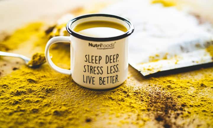 Curcumin found in turmeric helps in reducing inflammation in the body. Whereas the antioxidants present in coffee work to detoxify the body. Turmeric coffee made by mixing both reduces swelling and fatigue in the body. Its regular consumption also provides relief from muscle pain and joint stiffness.